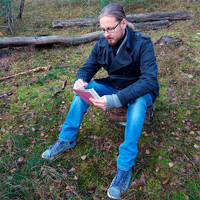 Jag sitter och skriver i skogen